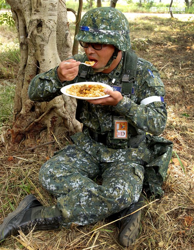操演官、士、兵隨時可以享用加熱式餐盒。（記者邱榮吉/攝影）