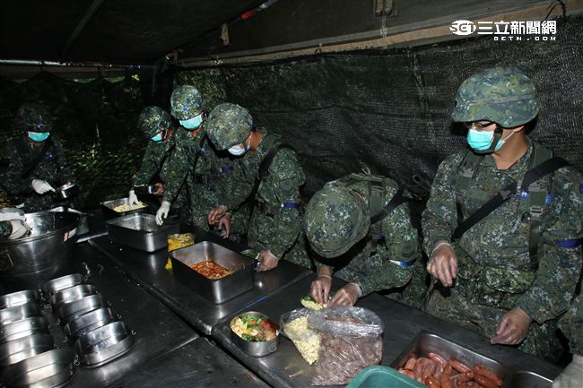 陸軍裝甲542旅配屬食勤組官兵全副武裝，進行「野戰炊爨」作業，遂行勤務支援任務。（記者邱榮吉/攝影）