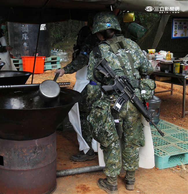 陸軍裝甲542旅配屬食勤組官兵全副武裝，進行「野戰炊爨」作業，遂行勤務支援任務。（記者邱榮吉/攝影）