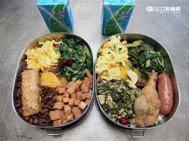 食勤組製作戶外野戰便當，有暈食和素食，內容相當豐盛營養。（記者邱榮吉/攝影）