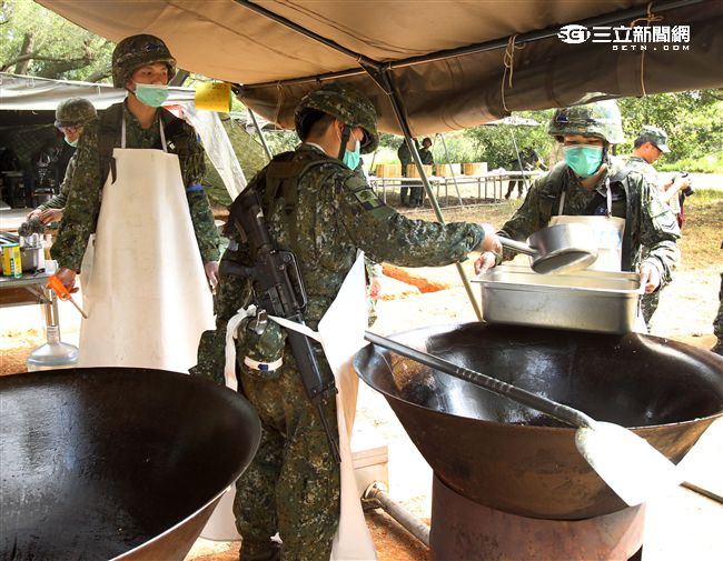 陸軍裝甲542旅配屬食勤組官兵全副武裝，進行「野戰炊爨」作業，遂行勤務支援任務。（記者邱榮吉/攝影）