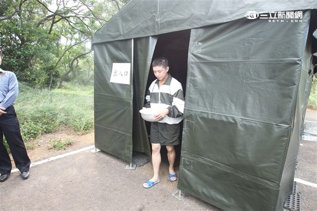 野外沐浴的設施，讓操演官、士、兵可以在野外洗個熱呼呼的熱水澡。（記者邱榮吉/攝影）

