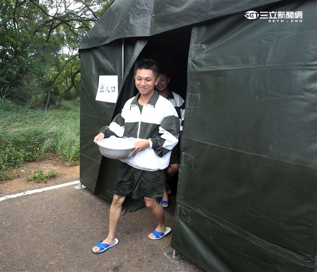 野外沐浴的設施，讓操演官、士、兵可以在野外洗個熱呼呼的熱水澡。（記者邱榮吉/攝影）

