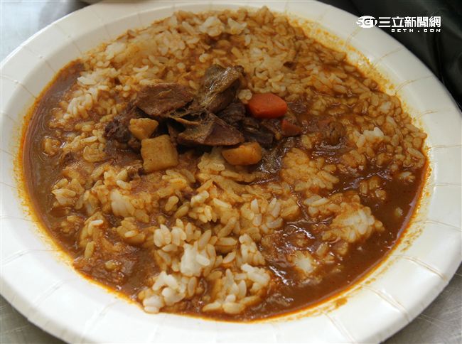 操演官、士、兵隨時可以享用加熱式餐盒。（記者邱榮吉/攝影）