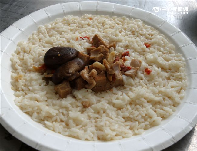 操演官、士、兵隨時可以享用加熱式餐盒。（記者邱榮吉/攝影）