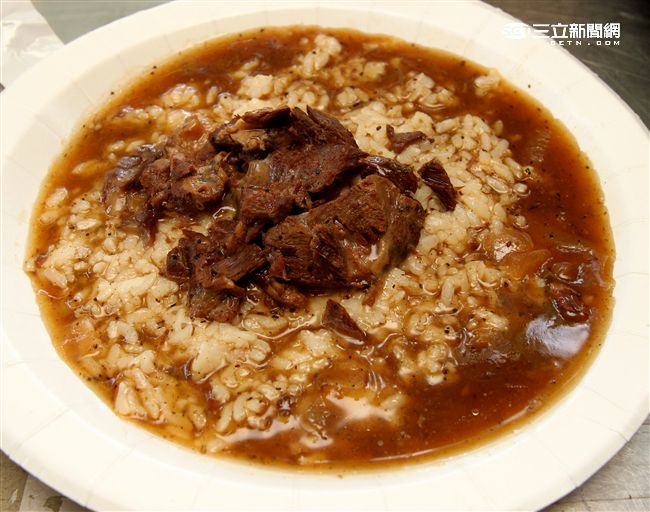 操演官、士、兵隨時可以享用加熱式餐盒。（記者邱榮吉/攝影）