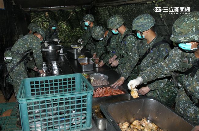 陸軍裝甲542旅配屬食勤組官兵全副武裝，進行「野戰炊爨」作業，遂行勤務支援任務。（記者邱榮吉/攝影）