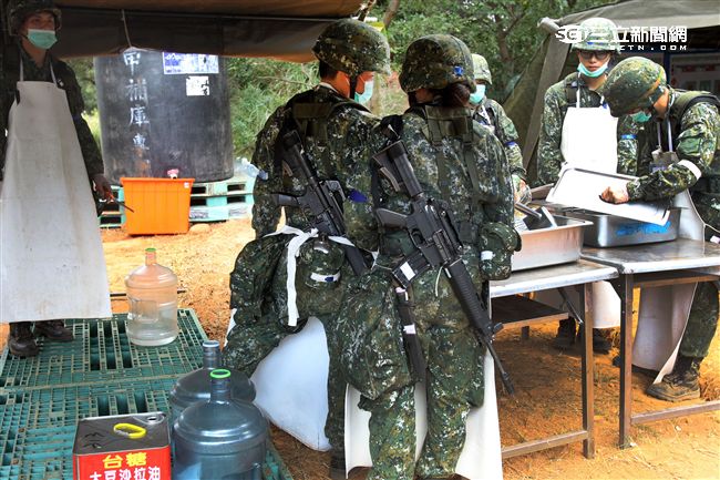 陸軍裝甲542旅配屬食勤組官兵全副武裝，進行「野戰炊爨」作業，遂行勤務支援任務。（記者邱榮吉/攝影）