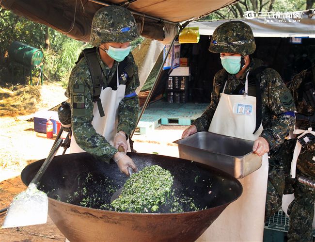 陸軍裝甲542旅配屬食勤組官兵全副武裝，進行「野戰炊爨」作業，遂行勤務支援任務。（記者邱榮吉/攝影）