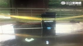 鄭姓老翁疑從國道高架橋一躍而下，跌落在河濱公園的自行車道上身亡（翻攝畫面）