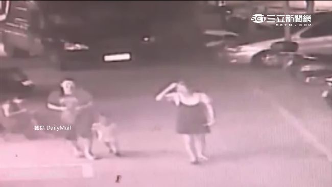 大樓磚塊如雨下　母子險遭飛石奪命