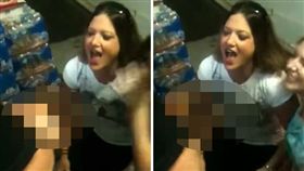 男廚師狂削蘿蔔，蘿蔔四濺兩女（圖／翻攝自每日星報）