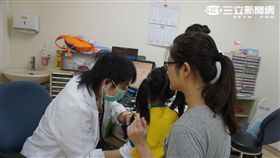 罹患輪狀病毒初期症狀包含咳嗽、流鼻水、發燒不退，經常被誤認成感冒。(圖／童綜合醫院)