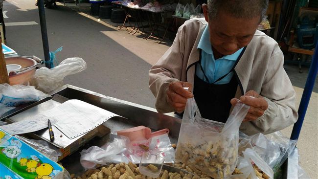 8旬翁賣花生養病妻　郵差暖舉惹人哭