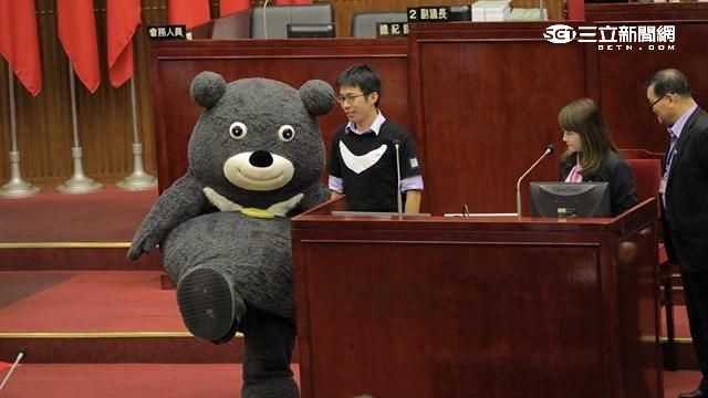 熊讚市議會耍萌　爆「藍瘦、香菇」