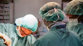 急診室／flickr－PROPhalinn Ooi
（https://www.flickr.com/photos/phalinn/5229744903/in/photolist-8Y8NXz-7iddVt-gZAjv-rZh6fy-rk4MwV-dnbWGj-dssgJs-8Y8McT-r4cZ5-61vB5K-9Beyt1-3hEAw7-D61Wh-8Gmyg9-3qv2pE-7viGju-dB15mW-doV5kt-fuYukw-rvptpw-7aZMw1-e81VC6-6GPxcY-6GKpxT-o2sJ4b-mUBptf-mUBp6w-f1i8us-73Kyy7-7prycD-7jHcWB-o3WuX6-6GKiYg-83iBHF-mtu9sX-7pvrbE-nxeJG7-anoMTQ-qnDjgK-o1RURZ-7rZ6v7-mUzA72-7KWLY5-arvHar-dSMBE1-dWzzsH-7vKR2p-dSMBDG-r89FXz-7pvkko）