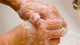 防範流感，平日應勤洗手，並以肥皂搓洗至少20秒。(圖／Flickr CC授權，作者Arlington County)
