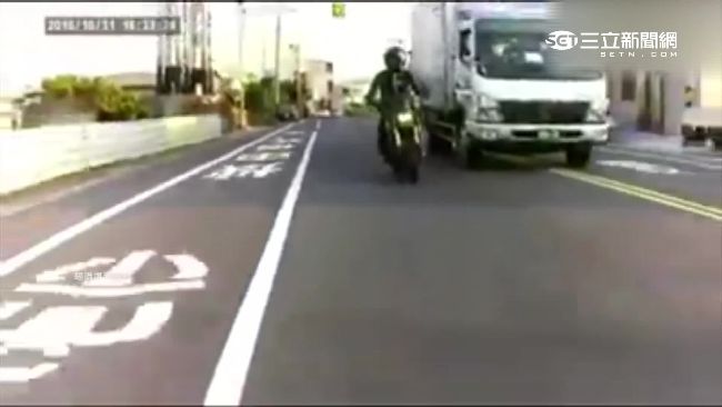 不滿重機騎內車道　貨運跨線惡逼車