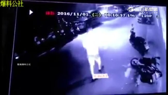 疑看不慣路霸　男進巷弄見機車就踹
