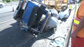 小貨車爆胎失控側翻路肩　駕駛受困