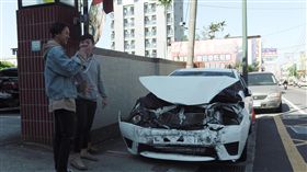 台中東海商圈日前發生BMW大7狠撞TOYOTA ALTIS轎車事件，2輛被移置到台中市警局烏日分局犁份派出所的「主角」，意外成為民眾朝聖拍照景點。（圖／中央社）