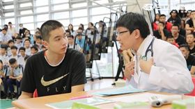 接種流感疫苗前，一定要先經過醫師諮詢。（圖／疾管署）