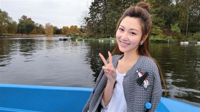 曾莞婷綁丸子頭出遊　網友虧像史艷文