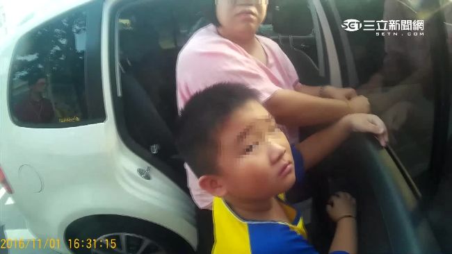 好奇玩電動車窗　7歲童小指捲入縫隙