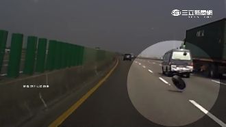 貨車備胎國道突然噴飛　擊中百萬名車
