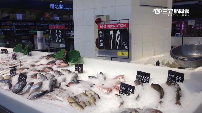 藝術照？裸女穿透明雨衣躺賣場冰台