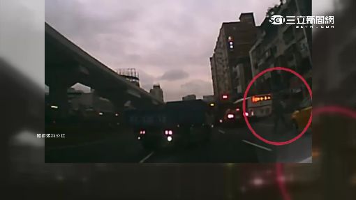 新手打魔王! 2黑衣男持刀挑釁遭卡車衝撞