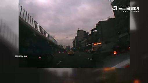 新手打魔王! 2黑衣男持刀挑釁遭卡車衝撞