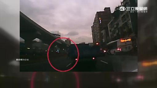 新手打魔王! 2黑衣男持刀挑釁遭卡車衝撞