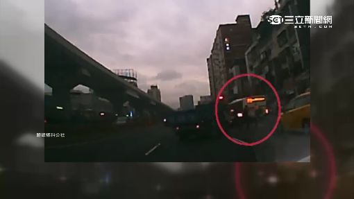 新手打魔王! 2黑衣男持刀挑釁遭卡車衝撞