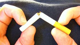 在台灣90%口腔癌患者有抽菸、喝酒、嚼檳榔的習慣。 (圖／Flickr　CC授權，原作者Qfamily，網址http://bit.ly/1MTcXHg)