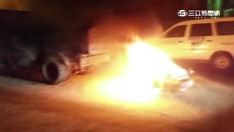 疑撞擊力道過大　機車起火燒成廢鐵