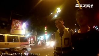 偷車出門遭警盯上　毒蟲慌張撞安全島