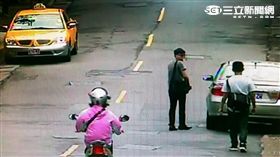 張、吳兩名車手察覺有異後立刻搭車離開仍遭警方逮捕（翻攝畫面）