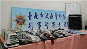 台南市警方偵辦代號為「龍騰天下」的詐騙集團，發現集團成員在台南設立詐騙機房，專門行騙中國大陸民眾，3日宣布破案，查獲大批證物。（翻攝畫面）中央社記者楊思瑞台南傳真  105年11月3日 16:9