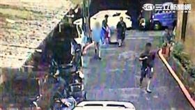 陳男偕同兩損失搬走自家保險箱並竊取80多萬元的金飾珠寶（翻攝畫面）