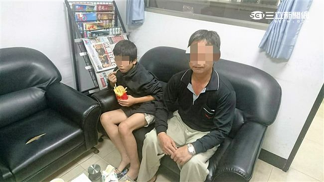 母被父氣到離家　男童深夜騎單車尋母