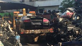 大牛進報廢場 圖／翻攝自爆料公社