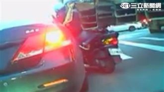 貨車一個轉彎　鋼條險夾爆機車騎士