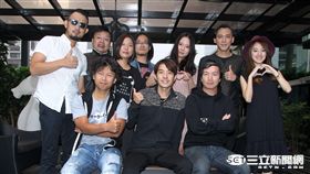 台灣樂壇首創「愛愛搖滾帳篷音樂節」即將在11/11登場，連續三天在原野星空下開唱，代言人 四分衛樂團與紅樂團、八十八顆芭樂籽以及歌手安婕希出席記者會。（記者邱榮吉/攝影）