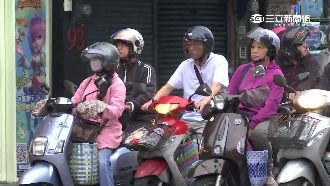 機車視線死角大　切換車道強制轉頭看