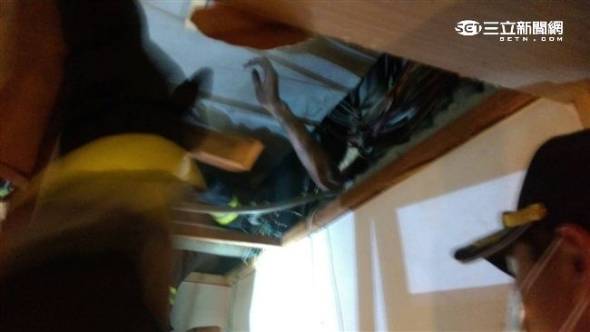 小王還小偷？男為撿手機離奇卡牆4H