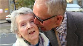 英國,剪刀,出軌,偷吃,外遇,伊麗莎白,斯托克斯,恐怖情人,禁制令,同居,原諒(https://www.thesun.co.uk/news/2104002/oap-kisses-wife-outside-court-after-forgiving-her-for-brutal-knife-attack-when-she-thought-he-was-having-an-affair/)