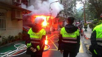 醉男開瓦斯丟信號彈　警消攻堅化危機