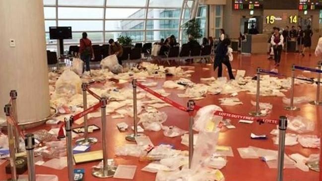 機場成垃圾場！陸客狂拆包裝盒丟地上