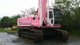 挖土機,怪手,大鋼牙,Hello Kitty,凱蒂貓,粉紅色
(爆料公社)